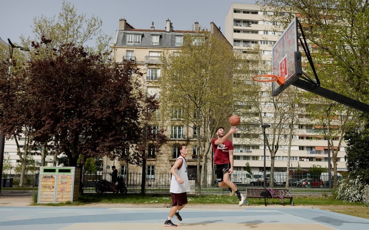 Terrain d'éducation physique 73, rue Curial - Rénovation du sol (terrain de basket)