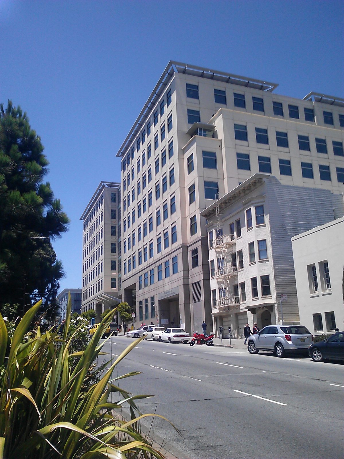 Kaiser Permanente's San Francisco hospital, seen from Geary and Divisadero